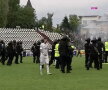 VIDEO + FOTO Scene de NEIMAGINAT în CSA Steaua - Carmen! Fanii din Peluza SUD s-au bătut pe teren cu forțele de ordine: imagini de o violență extremă