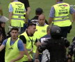 VIDEO + FOTO Scene de NEIMAGINAT în CSA Steaua - Carmen! Fanii din Peluza SUD s-au bătut pe teren cu forțele de ordine: imagini de o violență extremă