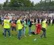 VIDEO + FOTO Scene de NEIMAGINAT în CSA Steaua - Carmen! Fanii din Peluza SUD s-au bătut pe teren cu forțele de ordine: imagini de o violență extremă