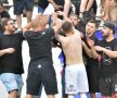 BĂTAIE ȘI UMILINȚĂ. Ultrașii Stelei n-au suportat înfrângerea cu Carmen, 0-1, care i-a condamnat pe „roș-albaștri” la un al treilea an în Liga 4. S-au bătut pe teren cu forțele de ordine și i-au dezbrăcat pe jucători de tricouri. Foto: Cristi Preda