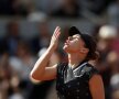 SEAL IT WITH A KISS. Simona Halep n-a avut milă de Swiatek, pe care a eliminat-o după numai 45 de minute, scor 6-1, 6-0. La finalul partidei, Simo a trimis un sărut spre cer Foto: Reuters