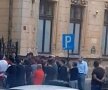 VIDEO+FOTO Ultrașii dinamoviști continuă protestele » Au fost acasă la Mircea Rednic, apoi la Bogdan Bălănescu: s-a lăsat cu injurii și amenințări!