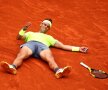 Rafael Nadal se prăbușește pe zgură după ce îl învinge pe Dominic Thiem // FOTO: Guliver/GettyImages