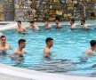 TURE LA SPA: conduși de atacantul Adrian Petre, elevii lui Mirel Rădoi au așteptat meciul din Malta la piscina hotelului din Bagno di Romagna, la un antrenament inedit. Foto: Raed Krishan (Italia)