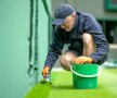 Încep pregătirile pentru Wimbledon. De atâta migală este nevoie pentru a menține celebrul gazon londonez la standarde, foto: twitter Wimbledon