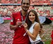 FOTO Relaxare înainte de transfer » Mats Hummels se bucură cu soția de plajă înainte de revenirea la Dortmund