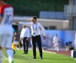 Mirel Rădoi le dă indicații jucătorilor săi în meciul cu Croația U21