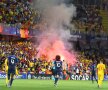 Momentul în care ultrașii români aprind materiale pirotehnice // FOTO: Raed Krishan