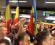 Sosire România U21 // VIDEO Imagini IMPRESIONANTE de azi-noapte! Sute de suporteri i-au așteptat pe „tricolorii” U21 pe aeroport: „Hai să facem asta în fiecare an!” :)