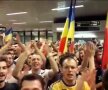 Sosire România U21 // VIDEO Imagini IMPRESIONANTE de azi-noapte! Sute de suporteri i-au așteptat pe „tricolorii” U21 pe aeroport: „Hai să facem asta în fiecare an!” :)