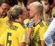 INSEPARABILE ȘI LA MONDIAL. Adversare în preliminariile CM 2019, acum suferă pentru aceeași cauză la turneul final din Franța. Magdalena Eriksson (Suedia) a alergat, după calificarea în "sferturi", spre tribune ca să se bucure cu logodnica sa Pernille Harder (Danemarca), sărutând-o sub ochii celorlați fani (foto).