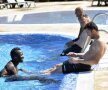 60 DE MINUTE DE „CONCEDIU” ÎN CANTONAMENT. Neagoe i-a trimis pe titularii din amicalul cu semiamatorii de la Bruno's Magpies (6-1) să se recupereze la piscină, alături de turiști. N'Diaye și Straton s-au hârjonit pe marginea bazinului. Foto: Cristi Preda (Marbella)