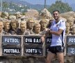 Mattia Montini la baza de pregătire a lui Dinamo, la Marbella, alături de chipurile modelate în lut ale unor legende ale fotbalului, foto: Cristi Preda/GSP
