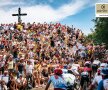 A început Turul Franței! În Belgia, pe celebrul  Muur-Kapelmuur, cățărare folosită în cursele de o zi, fanii au luat cu asalt plutonul multicolor, foto: twitter @LeTour