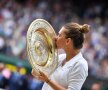 MINUNATĂ! Simona Halep a reușit din nou! Românca și-a adjudecat al doilea turneu de Grand Slam, câștigând la Wimbledon (6-2, 6-2 în fața Serenei Williams), după ce în 2018 a cucerit trofeul la Roland Garros (foto: Raed Krishan, GSP)