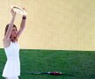 Simona Halep prezintă trofeul de la Wimbledon pe Arena Națională // FOTO: Bogdan Buda