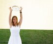 Simona Halep prezintă trofeul de la Wimbledon pe Arena Națională // FOTO: Bogdan Buda