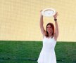 Simona Halep prezintă trofeul de la Wimbledon pe Arena Națională // FOTO: Bogdan Buda