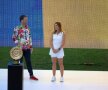 Simona Halep prezintă trofeul de la Wimbledon pe Arena Națională // FOTO: Bogdan Buda