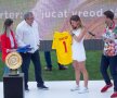 HALEP #1. Simona a prezentat ieri românilor trofeul câștigat la Wimbledon. Aproape 30.000 de fani au fost prezenți pe Național Arena la eveniment. Printre numeroase cadouri, Halep a primit și un tricou din partea naționalei României