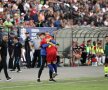 ONE-MAN-SHOW. Cristian Dumitru, 17 ani, a înscris un gol și a dat un assist în meciul cu Milsami Orhei, câștigat cu 2-1 de FCSB în manșa secundă a turului I preliminar al Europa League. Jucătorul a sărbătorit alături de  directorul sportiv al clubului, Mihai Stoica (foto: Dumitru Angelescu)