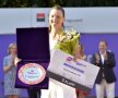 Patricia Țig cu trofeul și cecul oferite finalistei de la București FOTO Cristi Preda