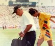 Pompiliu Popescu, pe marginea terenului, cu Belodedici, la meciul cu SUA de la CM 1994, când fundașul s-a ales cu un genunchi paradit în timpul jocului