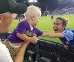 FOTOGRAFIA ANULUI. Întâlnire emoționantă pe stadion. Născut cu o singură mână, micuțul Joseph Tidd (un an) își salută idolul, pe fundașul lui Orlando Pride, Carson Pickett, și ea fără o mână (foto: instagram)