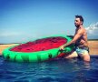 Stan Wawrinka și salteaua sa gonflabilă în formă de pepene roșu