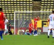 Instantaneu reprezentativ: cu tribunele goale în fundal, roș-albaștrii își pun mâinile în cap după golul moldovenilor // FOTO: Raed Krishan