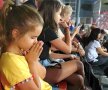 Dan Alexa și fetele lui incredibile. Antonia, în prim-plan, rugându-se pentru victoria tatălui cu FCSB, 2-1, și Casiana, imediat lângă, urmărind cu atenție și emoții partida. 