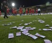 PROTEST. Fanii FCSB au aruncat pe gazon cu euro falși, imprimați cu fața lui Gigi Becali. Suporterii au protestat vehement la adresa conducerii echipei și i-au reproșat patronului că nu-i lasă pe antrenori să-și facă treaba (foto: Cristi Preda, GSP)