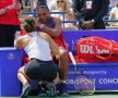 GEST DE CAMPIOANĂ. Serena Williams a fost nevoită să abandoneze în finala Rogers Cup, din cauza durerilor la spate. Bianca Andreescu, cea care a profitat de retragerea americancei și și-a adjudecat trofeul, a făcut un gest superb: a mers la adversară pentru a o îmbrățișa și încuraja (foto: Reuters)