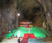 TERENUL DIN PEȘTERĂ. Sătenii din Xinchun (sud-vestul Chinei) joacă baschet într-un peisaj unic, în interiorul unei peșteri uriașe! Arena inedită a fost construită în decembrie anul trecut, din fonduri guvernamentale și donații, și poate găzdui 1.000 de spectatori. sursa foto: cgtn.com