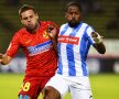 Adi Popa s-a zbătut în zadar în înfrângerea FCSB-ului în fața celor de la Iași, 1-2. Breeveld, fost coleg cu Popa la roș-albaștri, i-a luat fața, foto: Raed Krishan/GSP