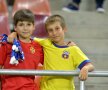 Dramatica și de neînțeles decădere a unui mare club: doi puști pasionați de fotbal, în tribune la un meci al FCSB-ului, dar purtând tricouri cu două steme ale unor cluburi complet diferite! foto: Cristi Preda/GSP