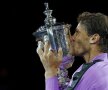 LEGENDAR. Rafael Nadal (33 de ani, 2 ATP) a ajuns la al 19-lea titlu de Mare Șlem, după ce s-a impus la US Open, scor 7-5, 6-3, 5-7, 4-6, 6-4, în fața lui Daniil Medvedev (23 de ani, 4 ATP). E la doar un trofeu distanță de Roger Federer, care are 20. (foto: Reuters)