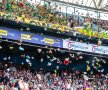 PLOAIE DE JUCĂRII! Moment emoționant pe „De Kuip”, la Feyenoord - Den Haag (3-2). În minutul 12, meciul a fost oprit, iar fanii oaspeților, aflați la al doilea inel al stadionului, au început să arunce cu jucării din pluș, acestea aterizând în tribuna de dedesubt. Acolo erau câteva sute de copii bolnavi, pacienți ai spitalului Sofia din Rotterdam, care s-au bucurat enorm, surprinși de plușurile ce păreau că vin din cer. 