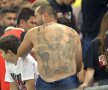SPATE CU ISTORIE. Un fost maseur al lui Dinamo, prezent la meciul cu FC Botoșani (1-1), a uimit cu tatuajele de pe spate. Imagini în care se regăsesc voievozii Ștefan cel Mare, Mircea cel Bătrân, Mihai Viteazul și Vlad Țepeș, conducătorul Revoluției de la 1848, Avram Iancu, și mareșalul Ion Antonescu. 