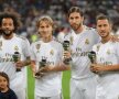 THE BEST. „Galacticii” de la Real Madrid și-au prezentat trofeele câștigate la Gala FIFA înainte de derby-ul cu Atletico, scor 0-0. Marcelo, Modric, Ramos și Hazard au fost aleși în echipa ideală a sezonului precedent. Foto: Reuters