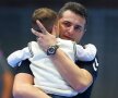 Antrenorul campioanei SCM Rm. Vâlcea, Florentin Pera, cu lacrimi pe obraz, alături de băiețelul său de 3 ani, David, după înfrângerea agonizantă cu Buducnost, în Liga Campionilor, 20-21, foto: Marius Ionescu