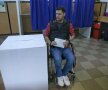 ZI DE VOT. Fostul rugbist George Baltă, paralizat de 13 ani după ce şi-a rupt coloana pe terenul de joc, a venit la vot încă de la ora 8.00
(foto: Vlad Chirea, Libertatea)