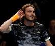 ARE YOU NOT ENTERTAINED? Stefanos Tsitsipas l-a doborât pe Roger Federer, scor 6-3, 6-4, și s-a calificat în finală la Turneul Campionilor. Aflat la prima participare, grecul a trecut peste emoțiile confruntării cu Federer și are șansa să pună mâna pe unul dintre cele mai importante trofee din circuitul ATP. Foto: Reuters