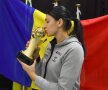 TROFEU REGĂSIT. Cristina Neagu a intrat abia luni în posesia „Balonului de Aur” pe 2018. Deși e al patrulea al carierei, handbalista a primit până acum numai două dintre premii, pe primul și pe ultimul. În 2015 și 2016, Federația Internațională a anunțat numele câștigătorilor, fără să ofere trofeele. FOTO: Cristi Preda (GSP)