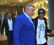 LIKE A BOSS. Cosmin Olăroiu a ajuns la braț cu Ronaldinho la Madrid, pentru meciul caritabil dintre „naționala” legendelor Spaniei și selecționata stelelor lumii. Pe lângă brazilian, antrenorul a trebuit să-și facă echipă cu Roberto Carlos, Rădoi, Del Piero, Figo, Mutu, Dani Alves sau Eto'o. Viață grea și pentru Oli! :)