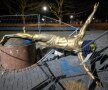 L-AU PUS LA PĂMÂNT. Statuia lui Zlatan Ibrahimovic (38 de ani) a fost distrusă de fanii echipei Malmo, după ce suedezul a cumpărat un pachet de acțiuni al clubului Hammarby, rivala formației la care atacantul suedez a făcut primii pași importanți în fotbal (foto: Reuters)