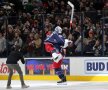 DIRTY DANCING ÎN NHL. Portarul Elvis Merzlikins și Nick Foligno au sărbătorit într-un mod inedit pentru hochei victoria cu Carolina Hurricanes, scor 3-2, obținută cu mai puțin de două minute rămase de jucat. Foto: Reuters