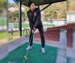 TIGER WOODS ALB-ROȘU. Slavko Perovici și-a testat măiestria la golf, dar după trei tentative, nereușite, de a lovi mingea cu crosa, a declarat: „E clar, n-am niciun talent la sportul acesta”