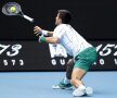 CE PRECIZIE! Novak Djokovic (#2 ATP) a oferit un moment senzațional în meciul cu Tatsuma Ito (#146 ATP). Sârbul a aruncat racheta în încercarea disperată de a returna o minge și chiar a reușit! Nole s-a impus 6-1, 6-4, 6-2 în turul II de la Australian Open. (foto: Guliver/Getty Images)