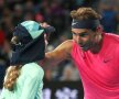 PUPICI DE LA RAFA. Nadal s-a revanșat în fața unei fetițe de mingi de la Australian Open. În timpul partidei cu Delbonis (6-3, 7-6, 6-1), spaniolul o lovise pe micuță cu o minge returnată greșit. S-a dus și a pupat-o pe obraz, iar la final i-a dăruit bandana. FOTO: Reuters